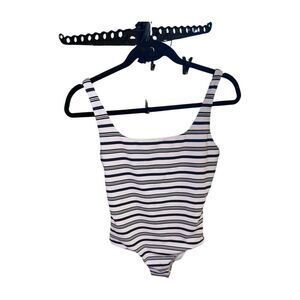 New Vineyard Vines Scoop One-Piece Swimsuit – Size XS